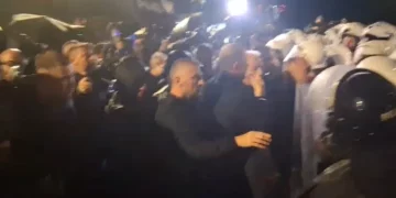 Protesta e PD, Bledion Nallbati përplaset fizikisht me efektivët: Kujdes po të them se një ditë…