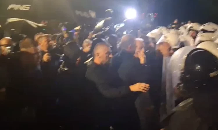 Protesta e PD, Bledion Nallbati përplaset fizikisht me efektivët: Kujdes po të them se një ditë…