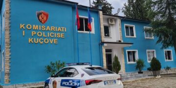 E rëndë në Kuçovë, 45-vjeçari çarmatos policin dhe e plagos