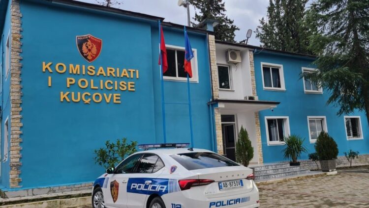 E rëndë në Kuçovë, 45-vjeçari çarmatos policin dhe e plagos