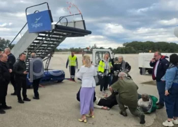 Aksident gjatë raportimit në Greqi, gazetarët rrëzohen nga shkalla e avionit