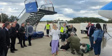 Aksident gjatë raportimit në Greqi, gazetarët rrëzohen nga shkalla e avionit