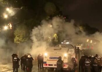 Protesta përshkallëzohet, qytetarët përballen me gaz lotsjellës dhe topa uji