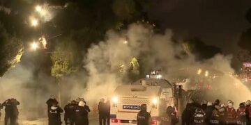Protesta përshkallëzohet, qytetarët përballen me gaz lotsjellës dhe topa uji