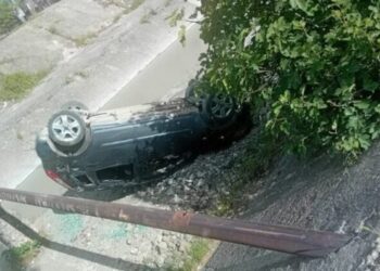 Makina del jashtë rruge në Elbasan, zbret në përroin e Zaranikës