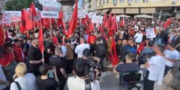 Studentët në Maqedoninë e Veriut vendosin pankarta në Gjykatën Kushtetuese