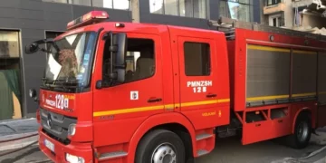 Zjarr në një pallat në kompleksin “Kika 1” te “Komuna e Parisit”, evakuohen banorët