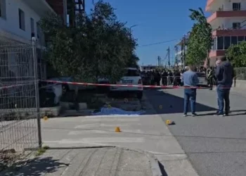 Durrës/ Makina përplaset me policinë në zonën e aksidentit fatal të dy fëmijëve