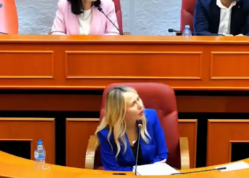 “Me shkarkoni, të bie dhe unë rehat”/ Ristani ‘shpërthen’ gjatë debatit në Këshillin Bashkiak