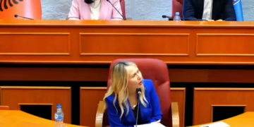 “Me shkarkoni, të bie dhe unë rehat”/ Ristani ‘shpërthen’ gjatë debatit në Këshillin Bashkiak