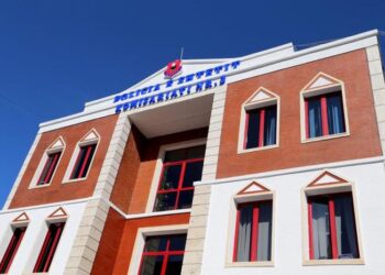 Shtesë katesh pa leje në një pallat në Tiranë, dërgohen në prokurori dy policë