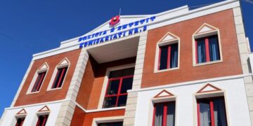 Shtesë katesh pa leje në një pallat në Tiranë, dërgohen në prokurori dy policë
