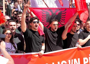 “Njëzëri për shqipen”, studentët shqiptarë marshojnë në Shkup