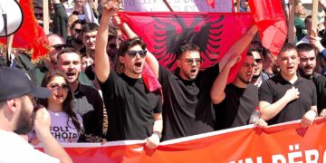 “Njëzëri për shqipen”, studentët shqiptarë marshojnë në Shkup