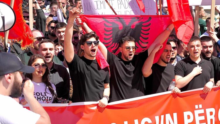 “Njëzëri për shqipen”, studentët shqiptarë marshojnë në Shkup