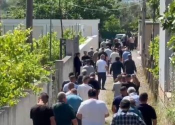 U përplas për vdekje nga regjisori, 7-vjeçari përcillet mes lotësh e dhimbjes për në banesën e fundit