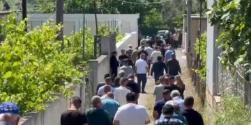U përplas për vdekje nga regjisori, 7-vjeçari përcillet mes lotësh e dhimbjes për në banesën e fundit