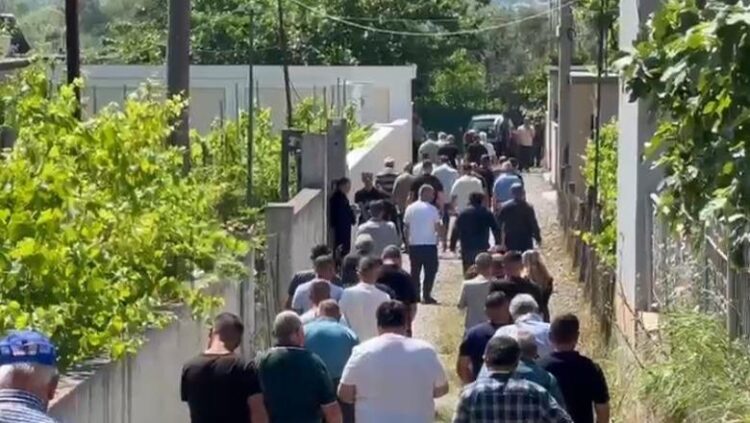 U përplas për vdekje nga regjisori, 7-vjeçari përcillet mes lotësh e dhimbjes për në banesën e fundit