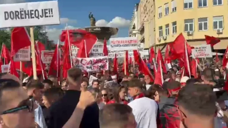 Protestat për gjuhën shqipe në Maqedoninë e Veriut, arrestohen tre studentë shqiptarë