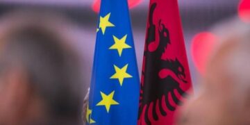 U godit rezidenca e Ambasadorit të Shqipërisë në Ukrainë, reagon delegacioni i BE: Dënojmë me forcë sulmin rus!
