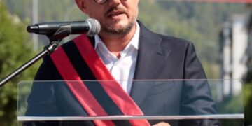 Besion Ajazi i jep 2 MLD lekë Servet Dedjas! Shkelet ligji dhe dyfishohet tenderi i pastrimit të Gramshit