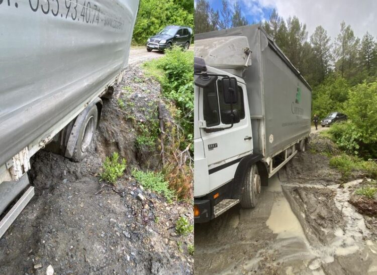 Dherat bllokojnë rrugën Gramsh-Kukur, kamioni gati të bjerë në humnerë