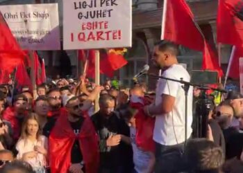 “Faleminderit Prishtina dhe Tirana”, mbyllet protesta për gjuhën shqipe
