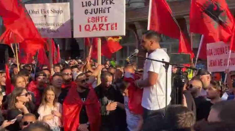 “Faleminderit Prishtina dhe Tirana”, mbyllet protesta për gjuhën shqipe
