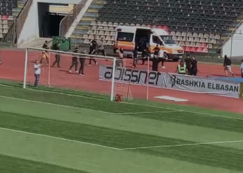 Incident në “Elbasan Arena”, tifozët e Tiranës hyjnë në fushë