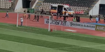 Incident në “Elbasan Arena”, tifozët e Tiranës hyjnë në fushë