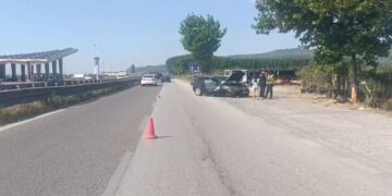 Lëndohet shoferja në rrugën Lushnje-Fier, “Audi” përplaset me pemën