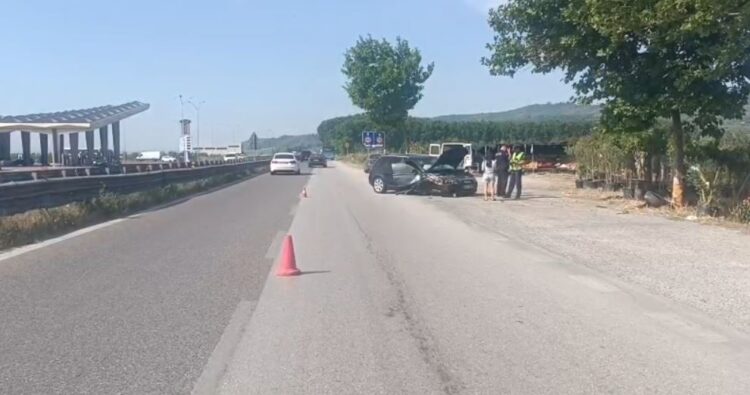 Lëndohet shoferja në rrugën Lushnje-Fier, “Audi” përplaset me pemën