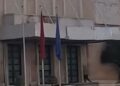 Çfarë ndodhi? Qytetari përplas makinën në shkallët e Kryeministrisë dhe shkelmon derën e godinës