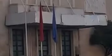 Çfarë ndodhi? Qytetari përplas makinën në shkallët e Kryeministrisë dhe shkelmon derën e godinës