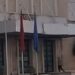 Çfarë ndodhi? Qytetari përplas makinën në shkallët e Kryeministrisë dhe shkelmon derën e godinës