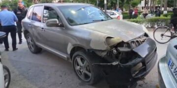 Përplasi automjetet e parkuara, i hoqi targen makinës dhe tentoi të arratisej, arrestohet shoferi në Fier