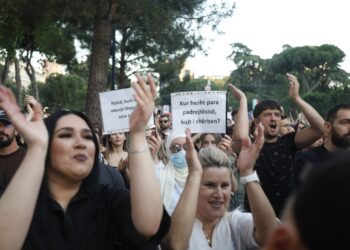 Protestë për Zvërneci, mijëra protestues mbushin Tiranën: Vazhdojmë nesër…