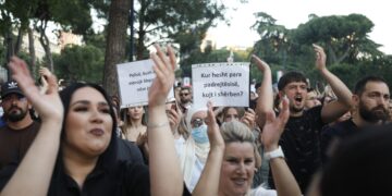 Protestë për Zvërneci, mijëra protestues mbushin Tiranën: Vazhdojmë nesër…