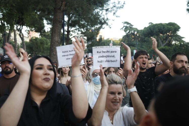 Protestë për Zvërneci, mijëra protestues mbushin Tiranën: Vazhdojmë nesër…