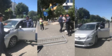 I riu nga Lezha tenton të hyjë me makinë në sheshin “Skënderbej” të mbushur me njerëz