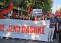 E drejta e gjuhës shqipe/ Të rinjtë marshojnë drejt Ambasadës maqedonase, në mbështetje të studentëve në RMV
