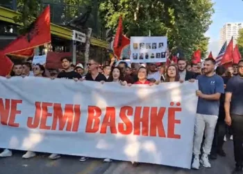 E drejta e gjuhës shqipe/ Të rinjtë marshojnë drejt Ambasadës maqedonase, në mbështetje të studentëve në RMV