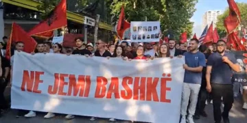 E drejta e gjuhës shqipe/ Të rinjtë marshojnë drejt Ambasadës maqedonase, në mbështetje të studentëve në RMV