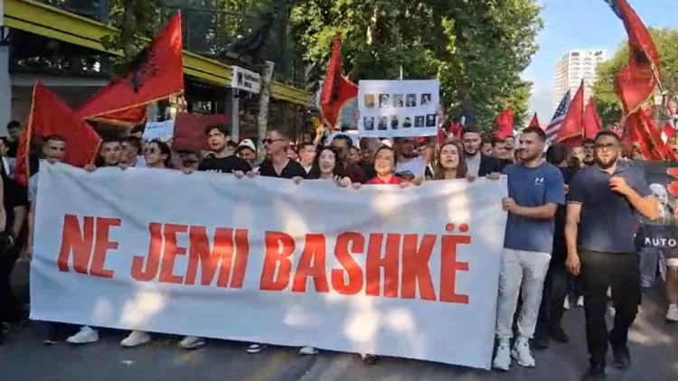 E drejta e gjuhës shqipe/ Të rinjtë marshojnë drejt Ambasadës maqedonase, në mbështetje të studentëve në RMV