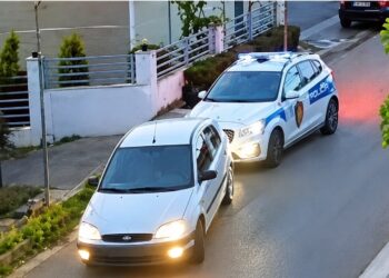 Durrës/ Momentet kur shoferi përplaset me makinën e policisë (VIDEO)