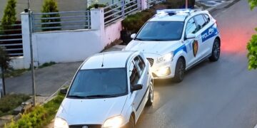 Durrës/ Momentet kur shoferi përplaset me makinën e policisë (VIDEO)