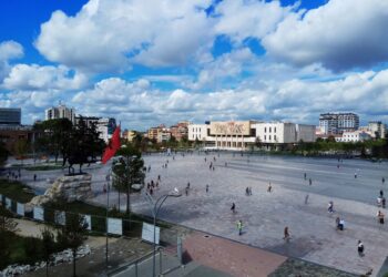 Kontrata 1.3 MLD lekë pwr të hequr çamçakëzët në sheshin Skënderbej/ Ja koncesioni i fshehtë për Shkëlqim Fushën!