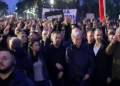 Protesta e PD/ Mbahet 1 minutë heshtje për 2 të miturit që humbën jetën tragjikisht në Durrës