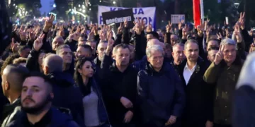 Protesta e PD/ Mbahet 1 minutë heshtje për 2 të miturit që humbën jetën tragjikisht në Durrës
