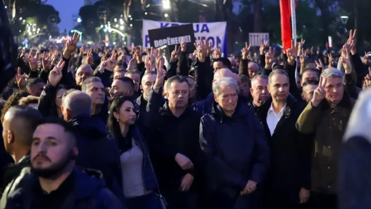 Protesta e PD/ Mbahet 1 minutë heshtje për 2 të miturit që humbën jetën tragjikisht në Durrës
